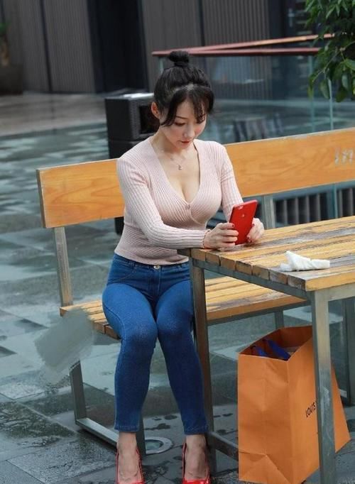  『辣妈』潮流速递，辣妈的红高跟配牛仔裤，为了气质，“下雨打伞”只会破坏你的美