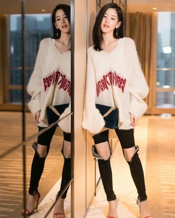 章泽天刘强东大玩深情对视，网友直呼:咋看都像父亲看女儿!