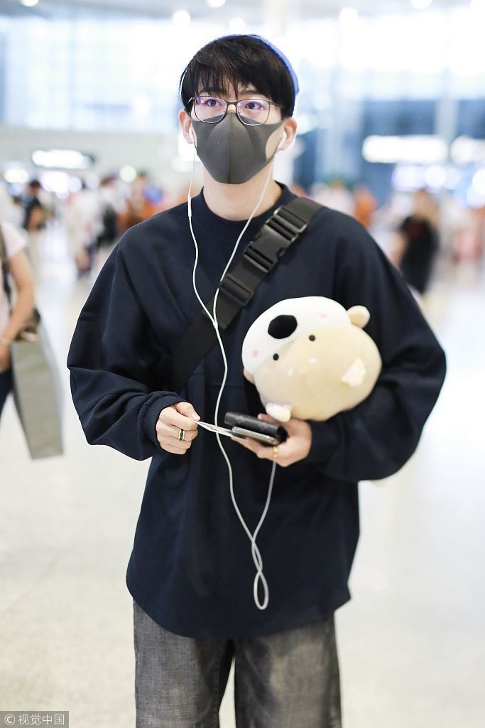 “鲜肉网红”费启鸣抱玩偶听曲一脸呆萌 安检遭“搜身”不影响心