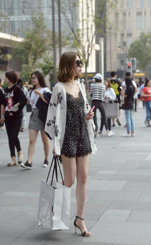 街拍，身材好的小姐姐穿一条简单的紧身牛仔裤就很迷人，走路带风