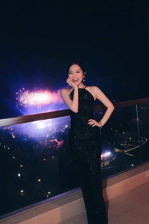 邓紫棋很惊艳了！镶钻薄纱裙露“三角区”性感起来挡都挡不住！