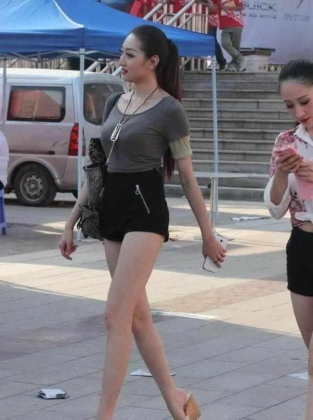 街拍:饱满身材的小姐姐们，走在街上都是一道美丽的风景