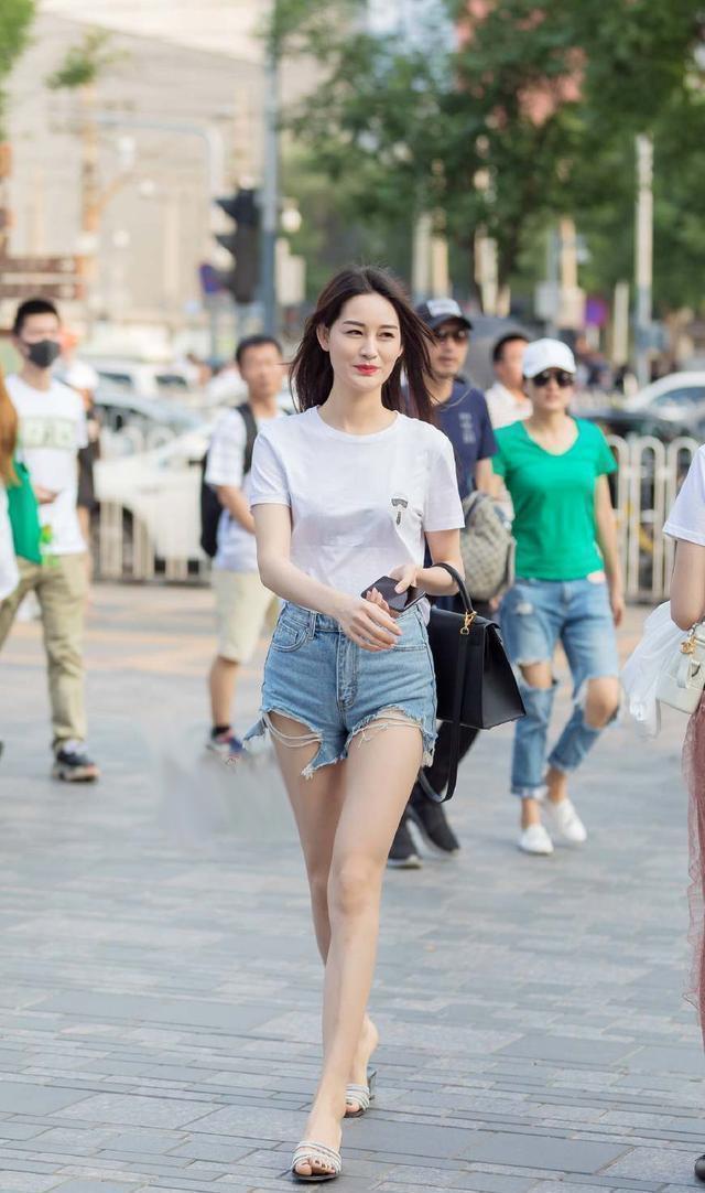  苗条■街拍：笑容甜美的小姐姐，白T恤配牛仔短裤，身材超苗条