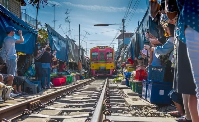 火车穿过菜市场，商贩还能淡定摆摊，世界真奇妙