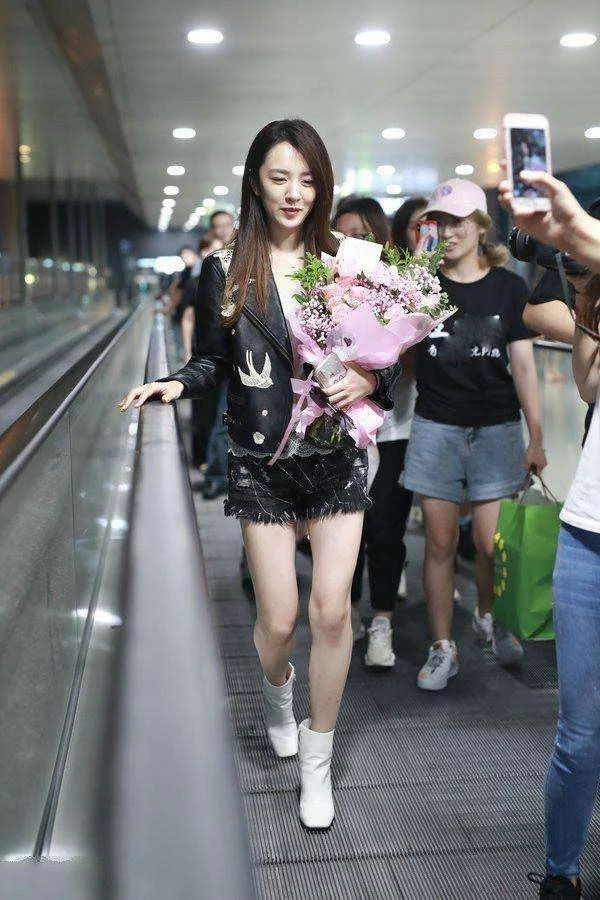 王晓晨长了一双“假腿”? 瘦成两根针,下巴却胖出褶!