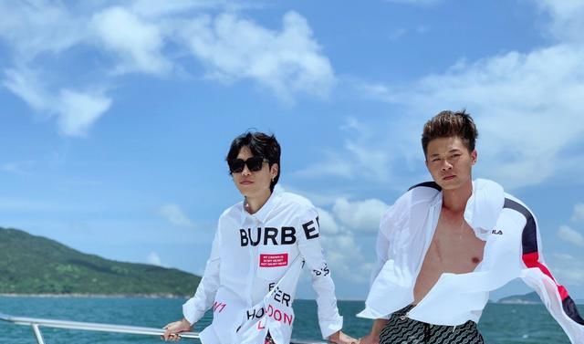  『广东雨神』他一夜成名，一首歌赚一个亿，如今成过气网红真的不亏！