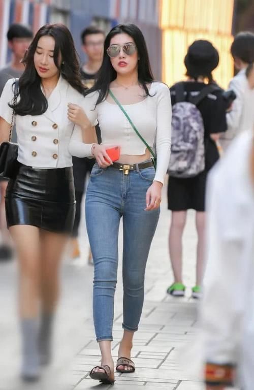  尽显|白色方领T恤配牛仔裤，小姐姐尽显时尚与酷帅，散发着迷人魅力