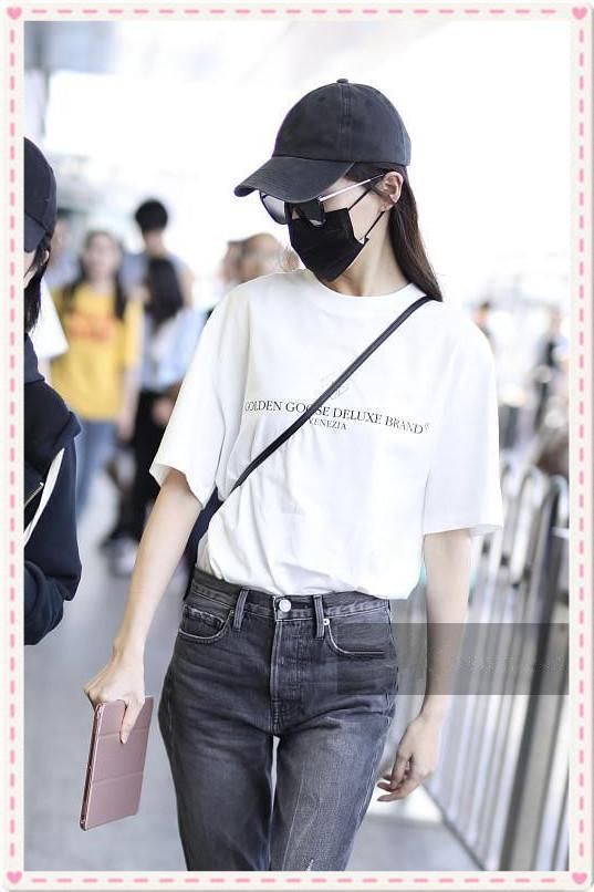 当160斤贾玲与86斤唐嫣同穿T恤衫，网友直呼：就算没胸我也要减肥