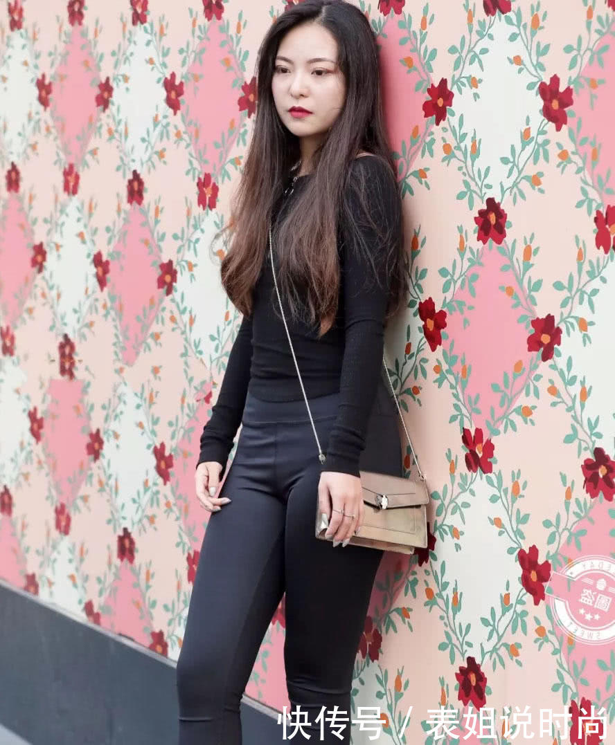 千娇百媚人间尤物，前凸后翘的小姐姐，紧身装勾勒出傲人身姿