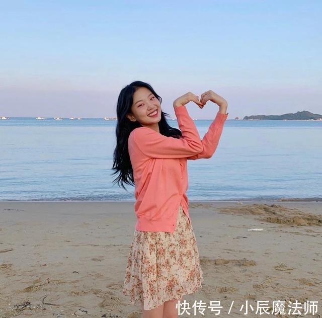『大方』针织开衫,跟裙子叠穿,也能穿出属于你的温柔与大方