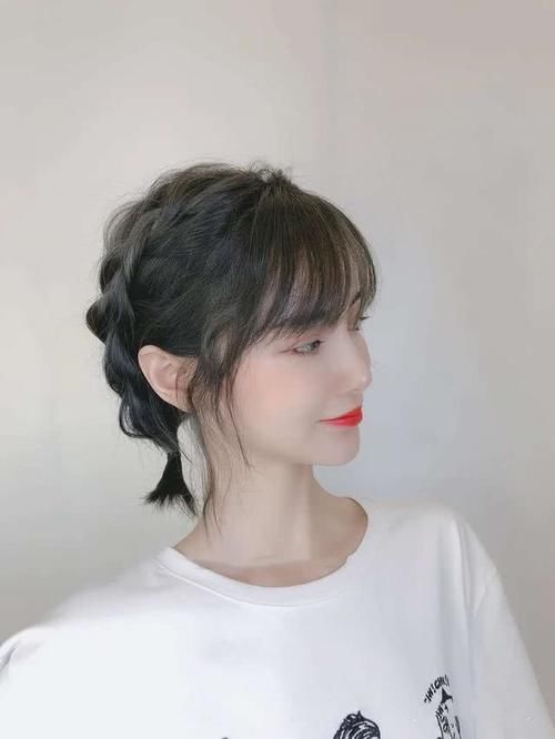  『半丸子头』短发女生有福了，这样扎减龄俏皮，明星也都这么扎，超迷人