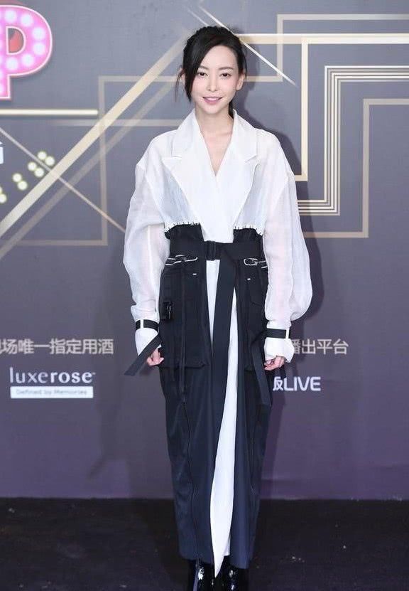 于文文耳环也太费心了,网友:这么大,你耳朵受得了吗?