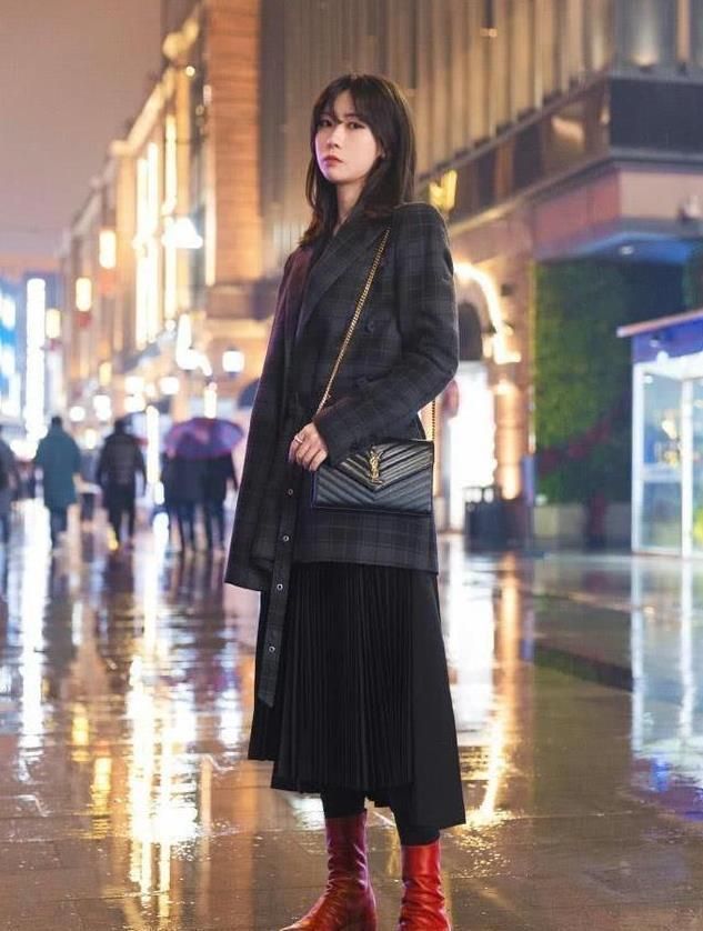  #雅致#街拍：身材高挑的美女，黑色格子外套搭配黑色长裙很是雅致，温柔又漂亮
