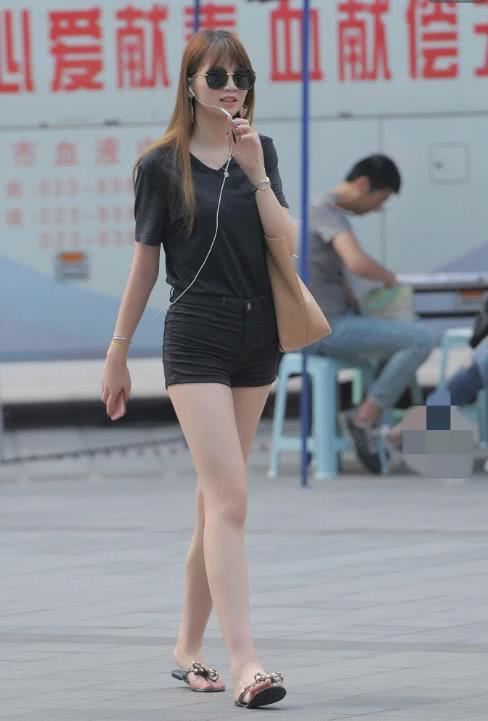 时尚小姐姐T恤配黑色牛仔裤，平底，散发着休闲的感觉