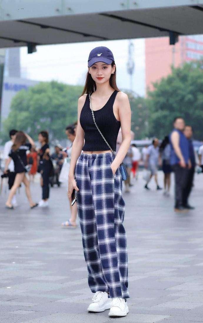 可爱的吊带连衣裙女孩，身材气质都很好，女人味十足!