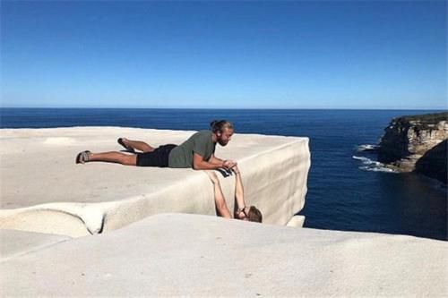 网红“蛋糕悬崖”致多人坠崖,设立栏杆禁止自拍,违者有巨额罚款