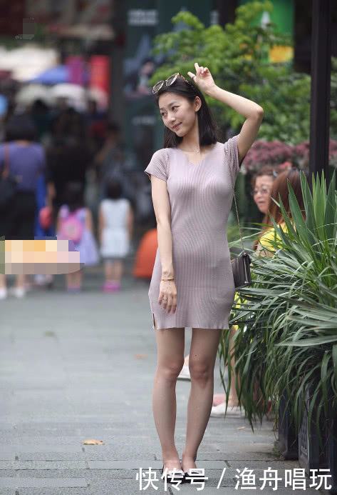 小姐姐长裙显优雅气质，青春活力