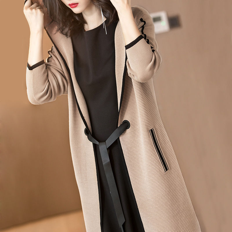 过时的羊绒大衣别穿了，今年流行这样的秋装外套，洋气显瘦美