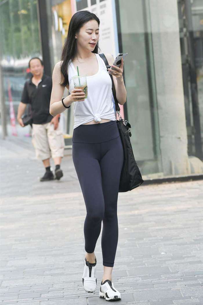 街拍：穿紧身裤的气质辣妈，勾勒身材更吸睛