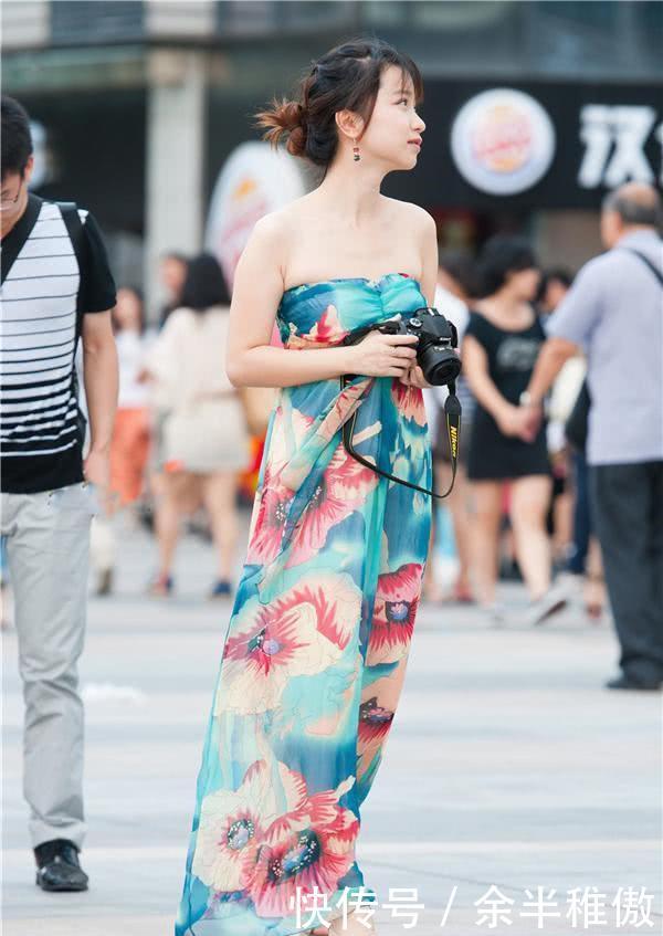 『 优美』个个尽显婀娜身材、优美曲线，街拍：一袭修身裙的女子