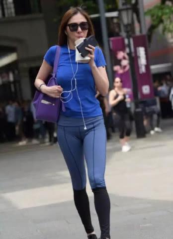 这样的打底裤，怎么拍都很美，十分的美好！