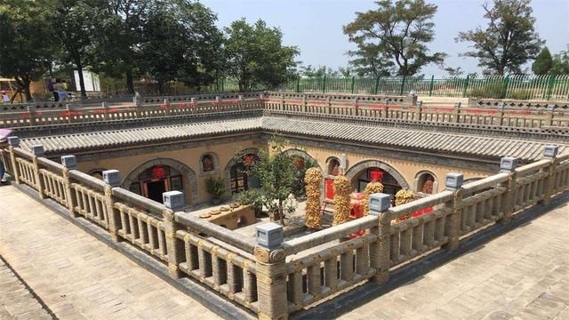 河南最奇怪的村子，房子都建在地下，下雨天怎么办？