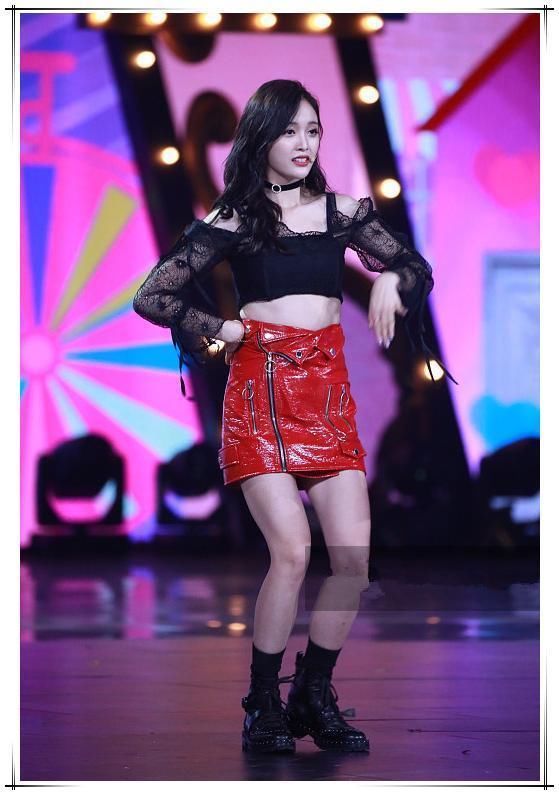 看了王菊的露脐装，再看吴宣仪，才知道吃不胖和拼命瘦差距有多大