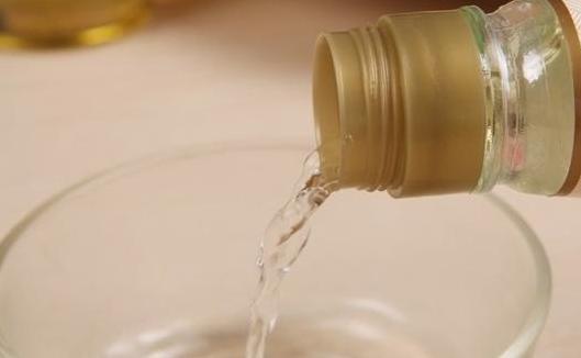 生姜这样用来涂脸，醒来后抹，65岁大妈脸似18岁