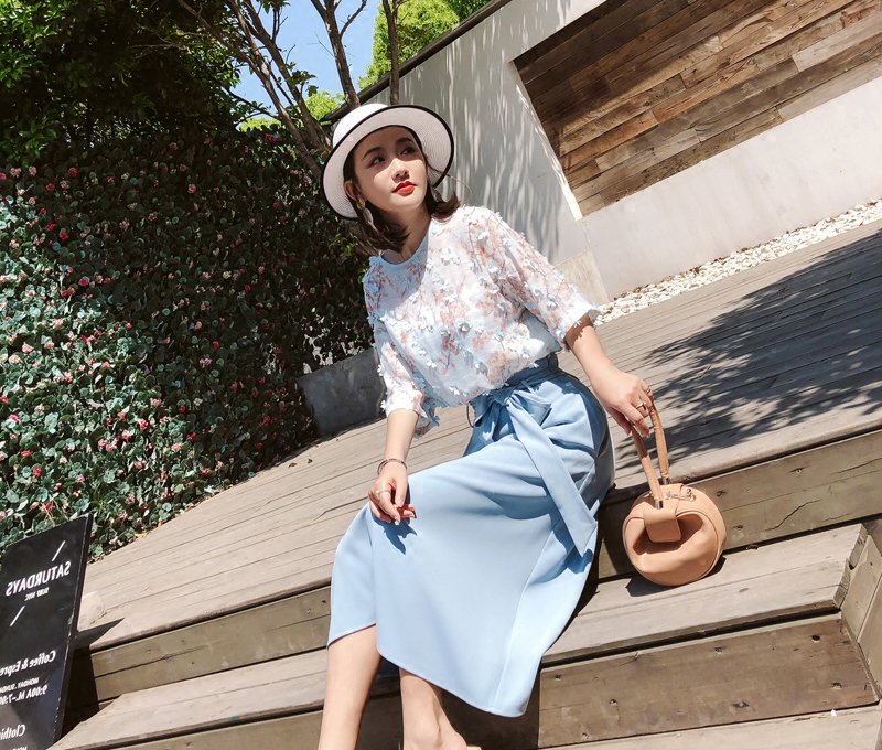 难怪小个子老婆把高跟鞋都扔了!晚晚风装+平鞋,上身既显腿长