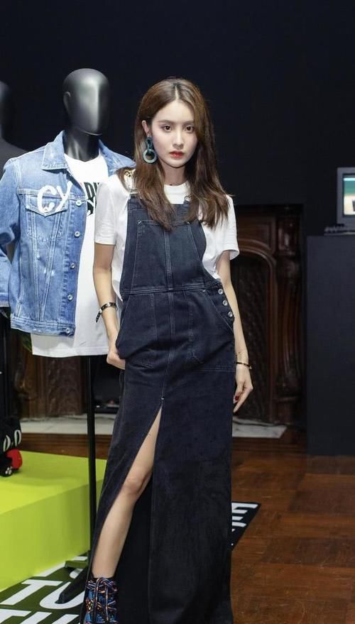  『气质』赖雨濛时尚感开挂，穿牛仔背带裙配白T恤去看秀，终于有时髦气质