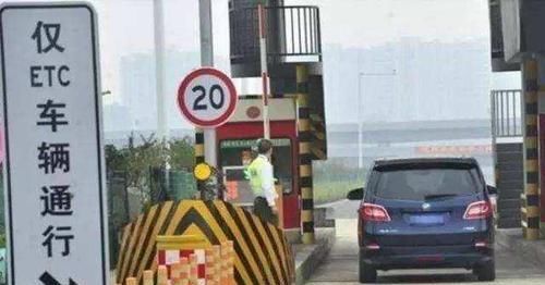  [愿意]高速ETC收费很方便，为啥很多车主不愿意办？老司机说了实