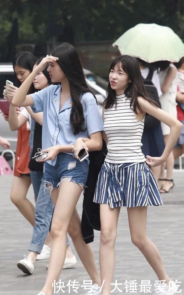  #美女#街拍美女：身穿衬衫的姐姐出街，热裤展现青春活力，像谁的初恋吗