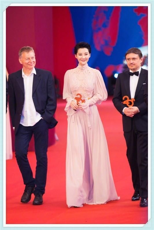 许晴太大胆了吧！竟把靴子当裤子穿，网友：羞的彭于晏都没眼看了