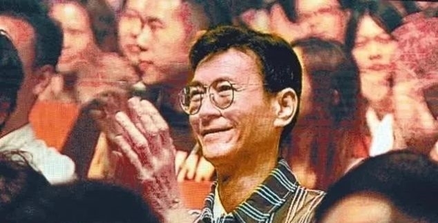 沈殿霞:郑欣宜与父亲后妈一家人团年照曝光, 郑少秋小女儿罕见露面很惊艳
