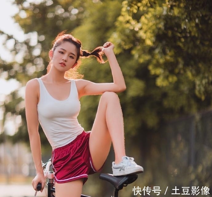  会显得|街拍能抱得动闺蜜，小姐姐健身效果很显著啊！