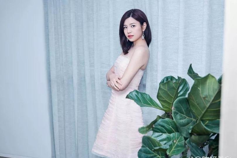 短发蒋欣画风变了！剪发堪比“整容”的还有谁？