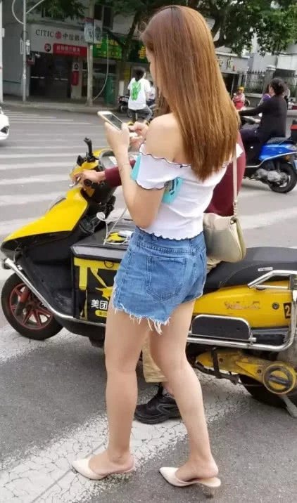 过个马路都有人护送，小姐姐的这双腿可真是迷住了外卖小哥啊