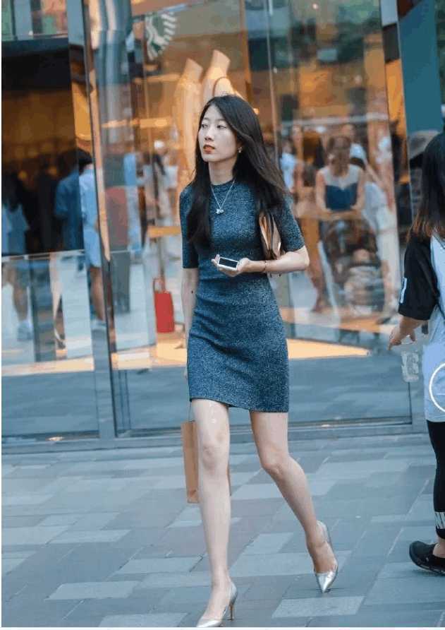 遇上蓝色吊带, 紧身裤的健身姐姐, 带你见识见识丰臀蜂腰的厉害