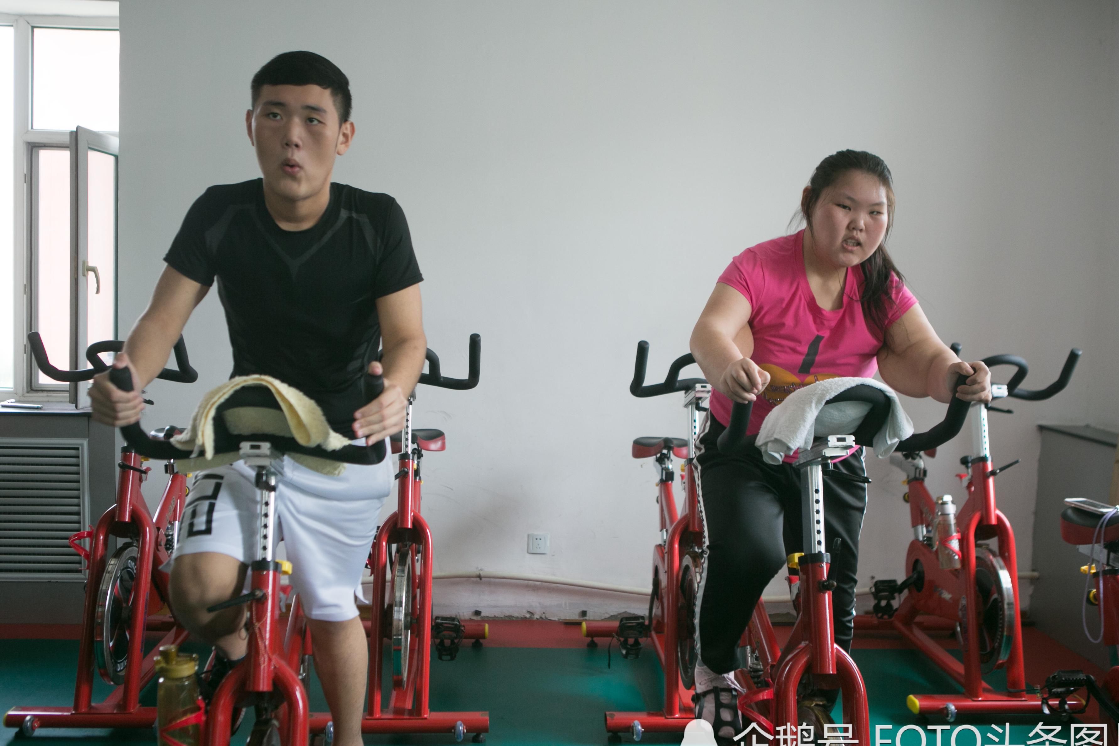 “00后”600斤少年减肥一年瘦300斤 欲回报社会