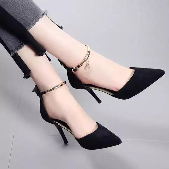 尖头细高跟鞋修饰腿部曲线，打造足部优雅甜美风情