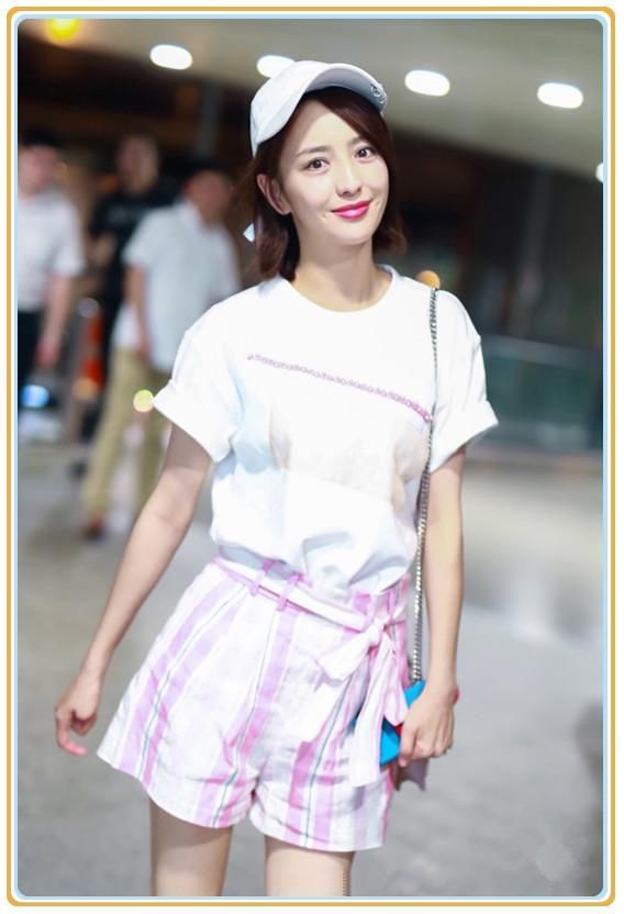 当34岁佟丽娅和21岁关晓彤同穿粉色短裤，网友:不是年轻就能赢!