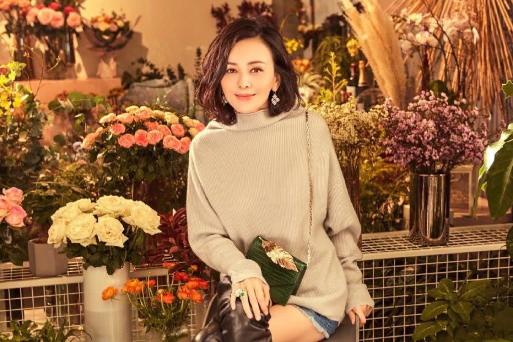 四十八岁的王琳依旧美艳如初，香槟色的裙子穿出优雅的感觉