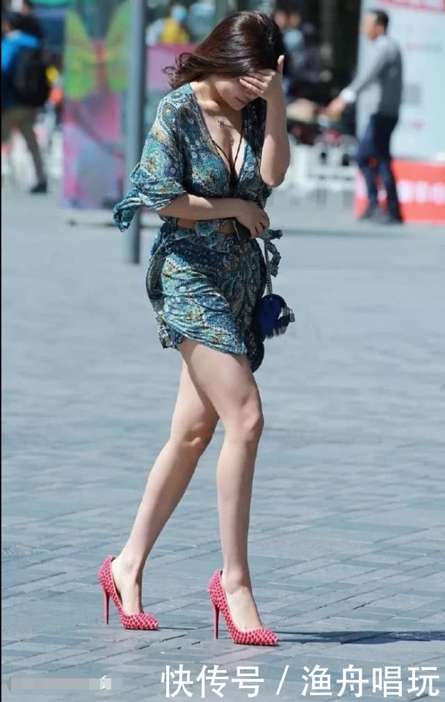 小姐姐深V上衣展露白皙的曲线，千娇百媚的姿态美到没朋友