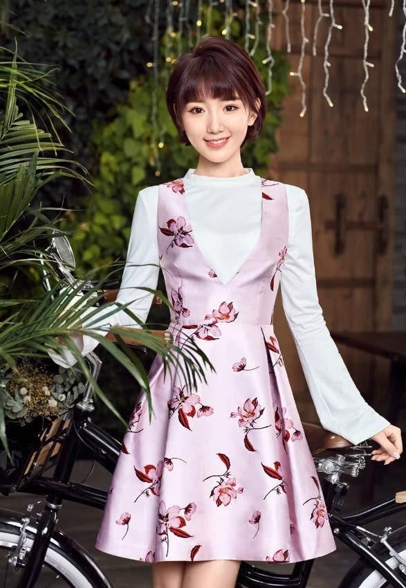 毛晓彤是闹哪样？穿一双45码高跟鞋，用“牙签”支撑不怕断吗