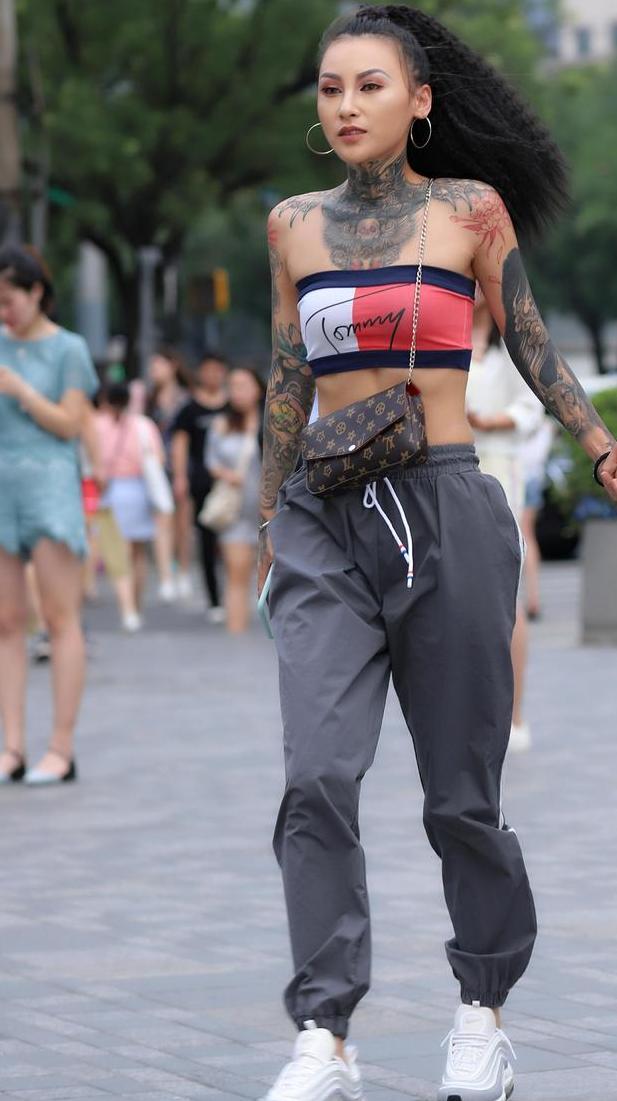 三里屯街拍：八位高冷范的姑娘时尚有型、各具特点，你喜哪一位？