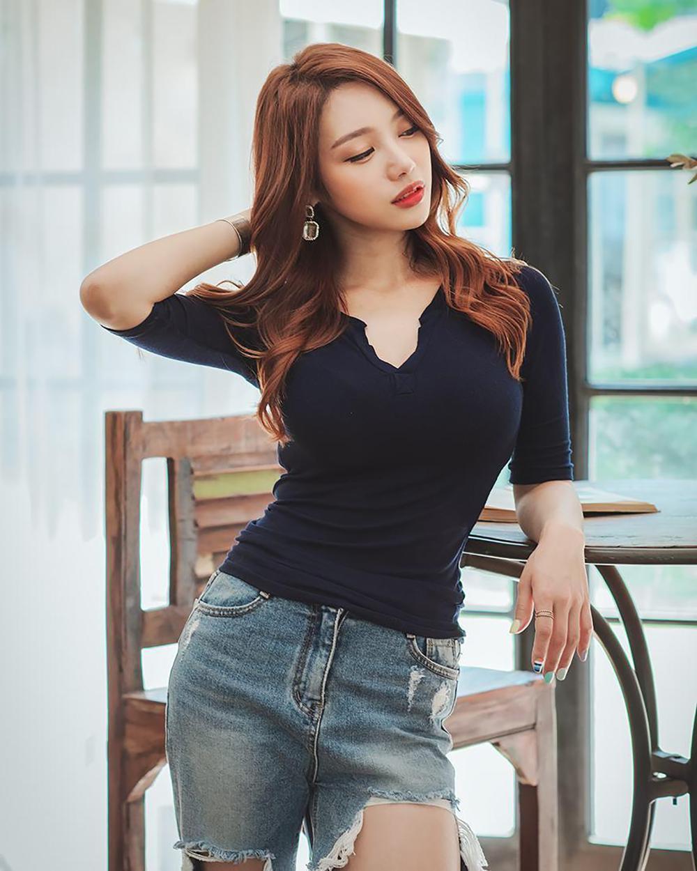 街拍：美女的S型身材完美的展现,小姐姐再热也能有好心情