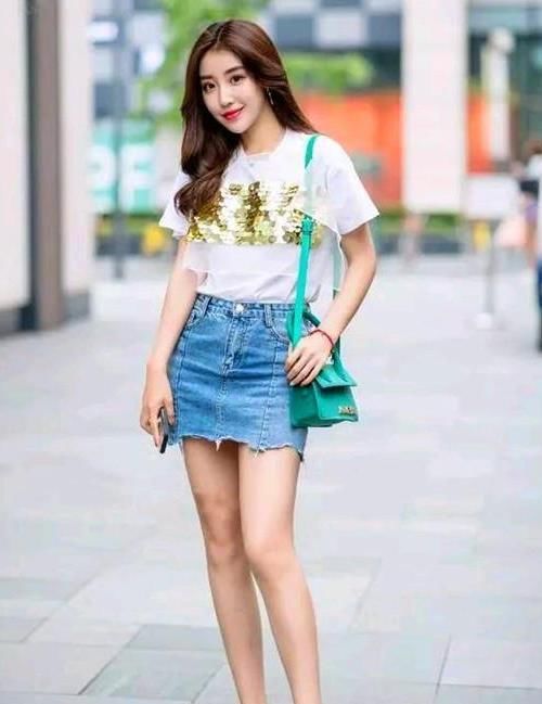  『笑嫣然』养眼女神街拍：语笑嫣然的美女，一件白色上衣配牛仔短裙，时尚青春靓丽美