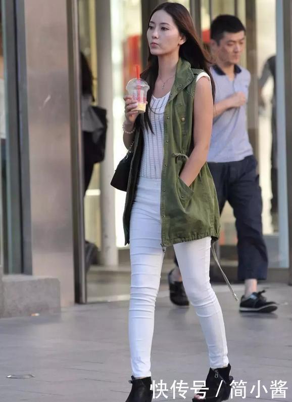 街拍女孩：青春亮丽肌肤嫩白，勾勒迷人身材！