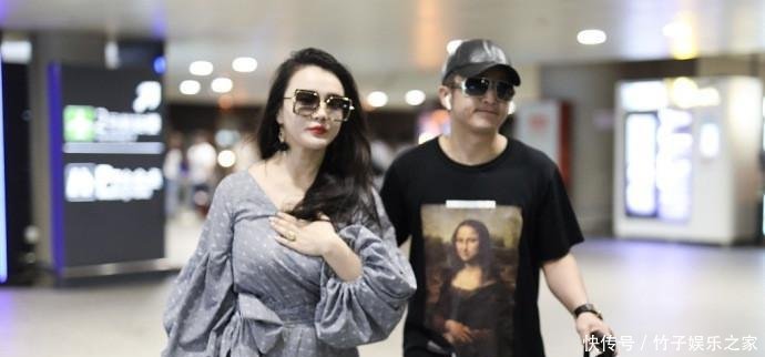 冉莹颖穿V领连体短裤, 用手捂住领口防走光, 网友: 敢穿不敢露?