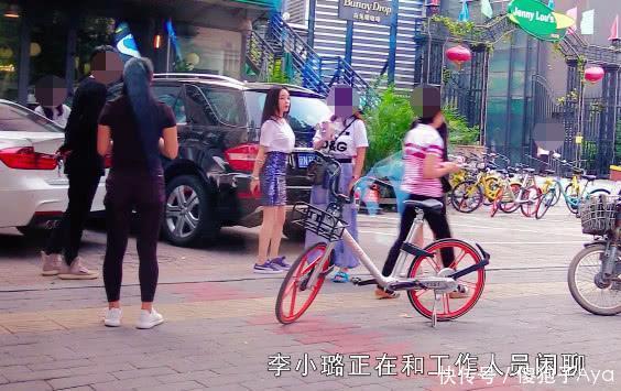 李小璐在北京街头现身,穿着紧身包臀裙搭配白
